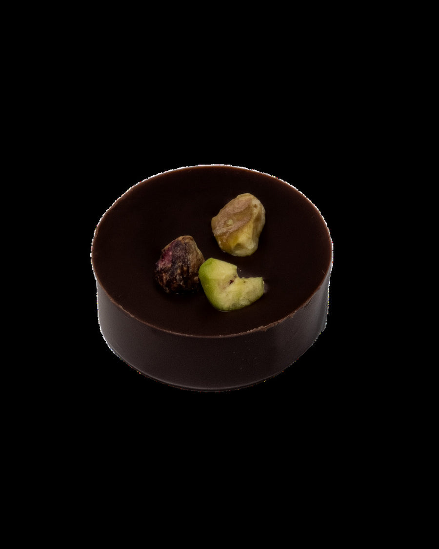 Bonbon de chocolat praliné pistache sur base noir
