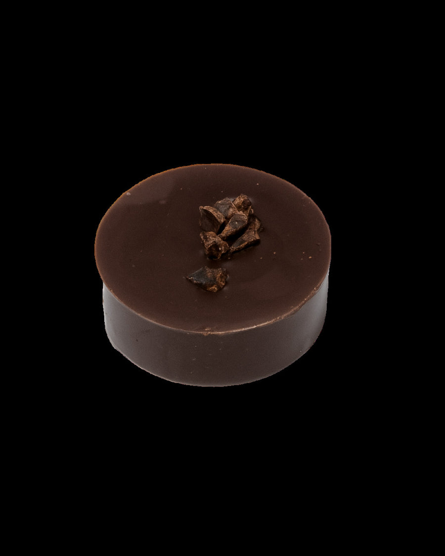 Bonbon de chocolat praliné au grué de cacao sur base noir
