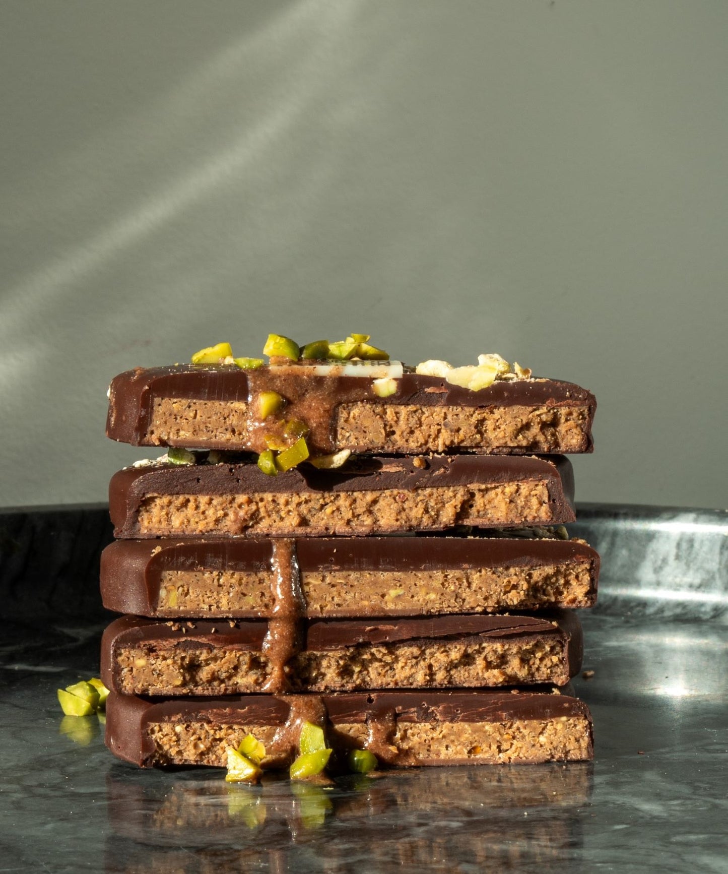 Tablette nuage paradis - chocolat noir au praliné, pistache et kadaïf croustillant