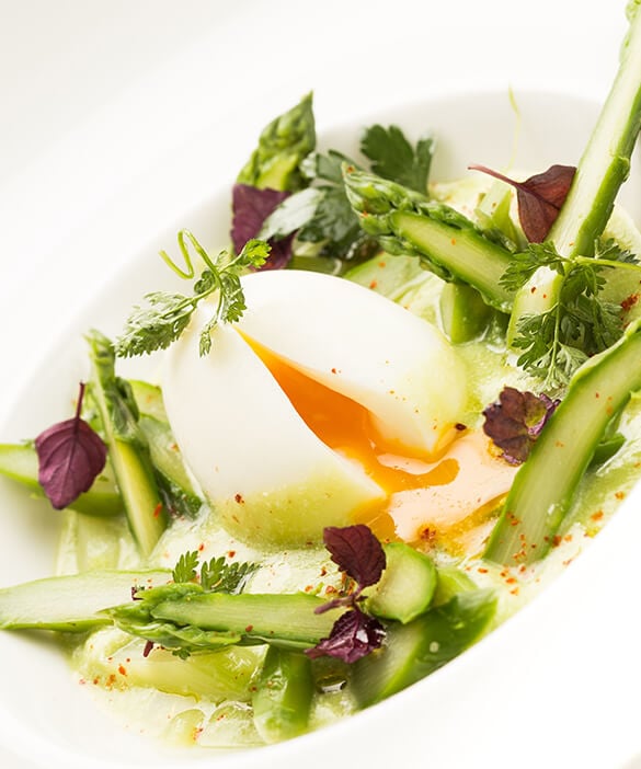 Recipe verrine of creamy organic green asparagus and organic soft-boiled egg